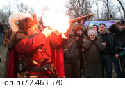 Участник военно-исторического клуба стреляет из пистоли (2011 год). Редакционное фото, фотограф Виктор Филиппович Погонцев / Фотобанк Лори