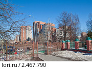 Выход из Воронцовского парка на улицу Академика Пилюгина. Москва (2011 год). Редакционное фото, фотограф Lora / Фотобанк Лори