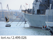 Матрос драит корпус военноморского корабля (2011 год). Редакционное фото, фотограф Александр Романов / Фотобанк Лори