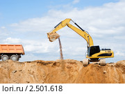 Экскаватор  на краю котлована и кузов грузовика. Стоковое фото, фотограф Дмитрий Калиновский / Фотобанк Лори