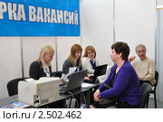 Соискатели проходят собеседование на ярмарке вакансий (2011 год). Редакционное фото, фотограф Анна Мартынова / Фотобанк Лори