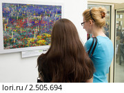 Девушки рассматривают картину (2011 год). Редакционное фото, фотограф Вячеслав Палес / Фотобанк Лори