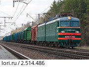 Локомотив с грузовым поездом (2011 год). Редакционное фото, фотограф Иван Губанов / Фотобанк Лори