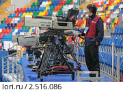 Видеооператор за работой на чемпионате мира по фигурному катанию 2011 года. Редакционное фото, фотограф Игорь Долгов / Фотобанк Лори