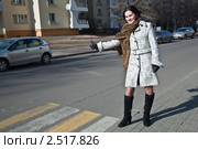 Девушка голосует - останавливает такси. Стоковое фото, фотограф Вадим Ратников / Фотобанк Лори
