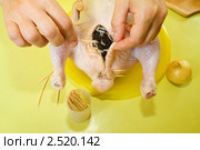 Повар готовит фаршированную курицу. Стоковое фото, фотограф Яков Филимонов / Фотобанк Лори