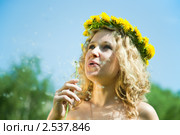 Девушка с одуванчиками в венке. Стоковое фото, фотограф Яков Филимонов / Фотобанк Лори