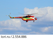Вертолёт МИ-8Т авиакомпании "Ямал" в небе на фоне облаков. Ямало-Ненецкий АО (2011 год). Редакционное фото, фотограф Григорий Писоцкий / Фотобанк Лори