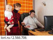 Мама с дочкой беспокоят работающего папу. Стоковое фото, фотограф Яков Филимонов / Фотобанк Лори