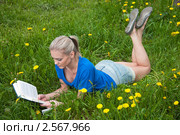Девушка студентка с книгой в парке. Стоковое фото, фотограф Володина Ольга / Фотобанк Лори