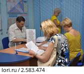 Люди заполняют анкеты в центре занятости населения (2011 год). Редакционное фото, фотограф Анна Мартынова / Фотобанк Лори