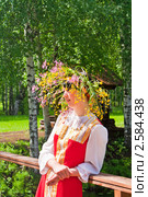 Портрет девушки в венке из полевых цветов на празднике Троица (2009 год). Редакционное фото, фотограф ElenArt / Фотобанк Лори