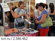 Женщина выбирает щипцы для маникюра (2011 год). Редакционное фото, фотограф Анна Мартынова / Фотобанк Лори