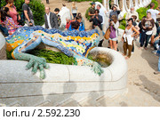 Ящерица Гауди. Парк Гуэль (Park Guell). Барселона. Испания (2011 год). Редакционное фото, фотограф E. O. / Фотобанк Лори