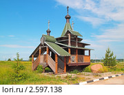 Подмосковье. Деревянная часовня на Новорижском шоссе (98 км). Табличка гласит "Ищите Бога в своем собственном сердце. Вы не найдете его больше нигде" (2011 год). Стоковое фото, фотограф Сергей Соболев / Фотобанк Лори