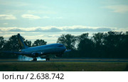 Приземление самолета Boeing-737 авиакомпании Донавиа в аэропорту Толмачево, Новосибирск (2010 год). Редакционное видео, видеограф Игорь Жоров / Фотобанк Лори