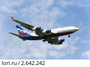 Самолет российского производства ИЛ-96 авиакомпании "Аэрофлот" совершает посадку на аэродром (2011 год). Редакционное фото, фотограф Николай Винокуров / Фотобанк Лори