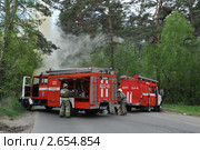 Развёртывание пожарной техники на лесной дороге (2011 год). Редакционное фото, фотограф Free Wind / Фотобанк Лори