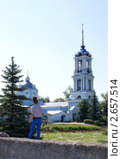Художница рисует Церковь Успения Пресвятой Богородицы (Успенский собор). Задонск. (2011 год). Стоковое фото, фотограф Анна Менщикова / Фотобанк Лори