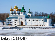 Православный Свято-Троицкий Ипатьевский монастырь в Костроме ранней весной (2011 год). Стоковое фото, фотограф ElenArt / Фотобанк Лори