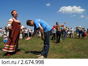 Люди на празднике. Танец в русском стиле на поле (2011 год). Редакционное фото, фотограф Ирина Викторовна Федичева / Фотобанк Лори