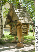 Баба Яга в ступе. Резьба по дереву. (2011 год). Редакционное фото, фотограф Зобков Юрий / Фотобанк Лори