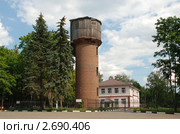 Водонапорная башня и здание городской администрации во Фряново Щелковского района Московской области (2011 год). Стоковое фото, фотограф lana1501 / Фотобанк Лори