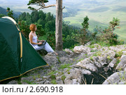 Женщина сидит на природе с ноутбуком. Стоковое фото, фотограф Анатолий Типляшин / Фотобанк Лори