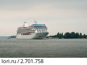 Круизный лайнер Azamara Journey заходит в порт Хельсинки (2011 год). Редакционное фото, фотограф Юлия Бабкина / Фотобанк Лори