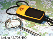 Спутниковый GPS-навигатор, атлас и увеличительная лупа (2011 год). Редакционное фото, фотограф Павел Красихин / Фотобанк Лори