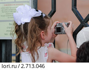 Маленькая девочка с фотоаппаратом перед вольером в Московском зоопарке. Стоковое фото, фотограф Алёшина Оксана / Фотобанк Лори