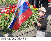 Мальчик с флагом России (2011 год). Редакционное фото, фотограф Сергей Куров / Фотобанк Лори