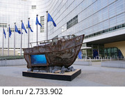 Лодка перед зданием Европарламента в Брюсселе. Проект "Fish Fight" (2011 год). Редакционное фото, фотограф Илюхина Наталья / Фотобанк Лори