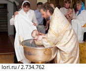 Крещение ребенка в купели (2011 год). Редакционное фото, фотограф Кекяляйнен Андрей / Фотобанк Лори