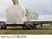 Наполовину покрашенный Буран на площадке заброшенных самолетов авиасалона МАКС-2011, Жуковский, Россия. Редакционное фото, фотограф Николай Винокуров / Фотобанк Лори
