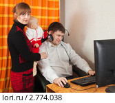 Мама с дочкой беспокоят работающего папу. Стоковое фото, фотограф Яков Филимонов / Фотобанк Лори