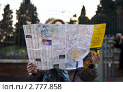 Туристка с картой в руках на улице европейского города (2010 год). Редакционное фото, фотограф Наталья Чуб / Фотобанк Лори
