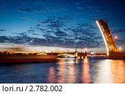 Санкт-Петербург. Разведенный Троицкий мост. Белые ночи (2011 год). Редакционное фото, фотограф Ольга Визави / Фотобанк Лори