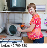 Беременная у микроволновки. Стоковое фото, фотограф Кристина Викулова / Фотобанк Лори