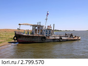 Старый речной буксир на берегу реки (2011 год). Редакционное фото, фотограф Дмитрий Куш / Фотобанк Лори