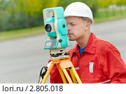 Геодезист за работой. Стоковое фото, фотограф Дмитрий Калиновский / Фотобанк Лори