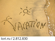 Надпись на английском языке "Vacation", начерченная на мокром песке на берегу моря. Стоковое фото, фотограф Николай Винокуров / Фотобанк Лори