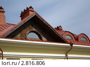 Чердачные окна, дом с красной крышей (2010 год). Стоковое фото, фотограф Юлия Белоусова / Фотобанк Лори