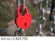 Суздаль, замочек молодоженов на цепях в гостиничном комплексе "Горячие ключи" (2011 год). Редакционное фото, фотограф Ирина Фирсова / Фотобанк Лори