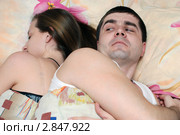 Молодая пара в постели. Мужчина не может заснуть. Стоковое фото, фотограф Арестов Андрей Павлович / Фотобанк Лори