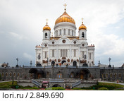 Вид на фасад Храма Христа Спасителя после дождя, Москва, Россия (2011 год). Редакционное фото, фотограф Николай Винокуров / Фотобанк Лори