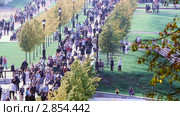 Люди, гуляющие в парке "Царицыно" в выходной день. Москва (2011 год). Редакционное видео, видеограф Сергей Лаврентьев / Фотобанк Лори