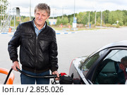 Мужчина заправляет автомобиль на заправке. Стоковое фото, фотограф Кекяляйнен Андрей / Фотобанк Лори