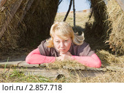 Женщина в шалаше. Стоковое фото, фотограф Игнатьев Михаил / Фотобанк Лори