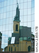 Городские контрасты. Церковь Святого Петра. Прага. Чехия (2007 год). Стоковое фото, фотограф Vladislav Osipov / Фотобанк Лори